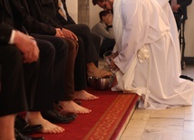 Kapłan dokonał obrzędu obmycia nóg dwunastu mężczyznom na pamiątkę gestu Jezusa wobec apostołów.