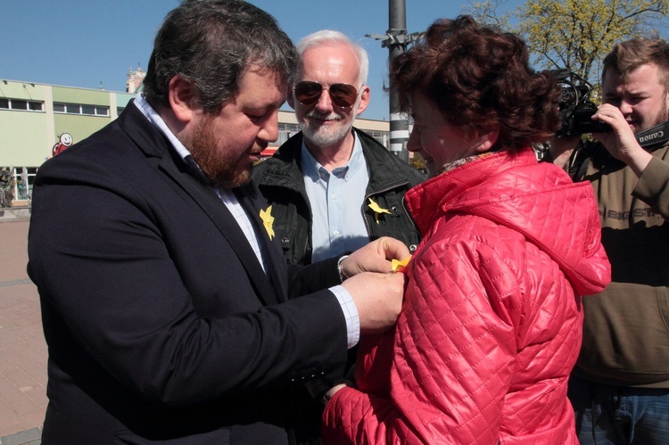 Prezydent Tarnobrzega rozdawał żółte żonkile