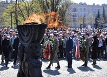 Uroczystości przed Pomnikiem Bohaterów Getta w Warszawie, upamiętniające 76. rocznicę wybuchu powstania w getcie warszawskim.