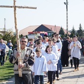 Parafianie nieśli krzyż i czytali rozważania męki Pańskiej.