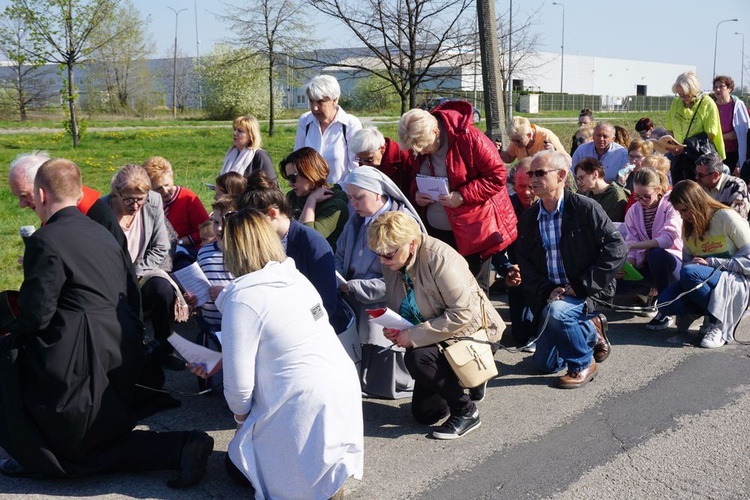 Wielki Piątek - Droga Krzyżowa w parafii Miłosierdzia Bożego