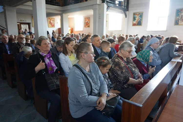 Wielki Piątek - Droga Krzyżowa w parafii Miłosierdzia Bożego