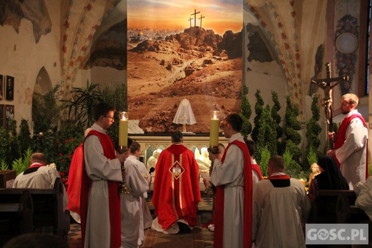 Liturgia Wielkiego Piątku w zielonogórskiej konkatedrze