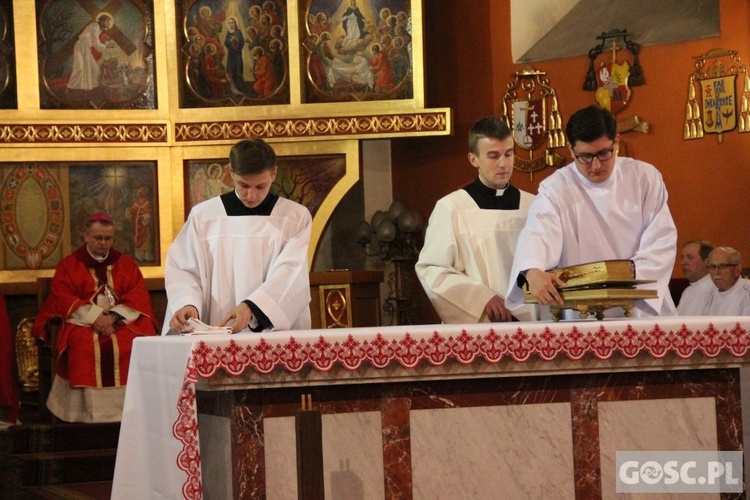 Liturgia Wielkiego Piątku w zielonogórskiej konkatedrze