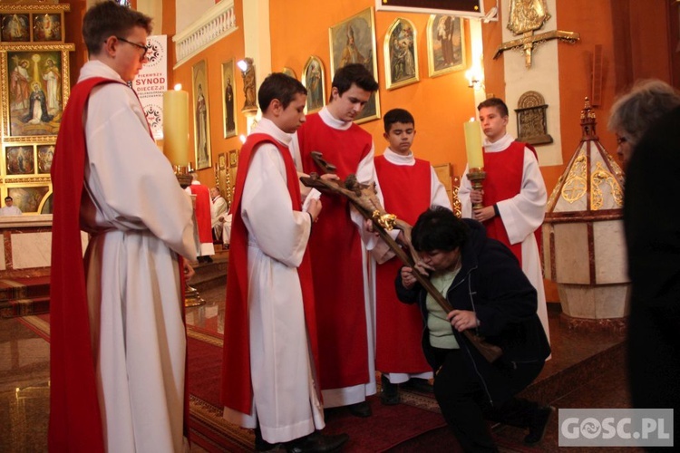 Liturgia Wielkiego Piątku w zielonogórskiej konkatedrze