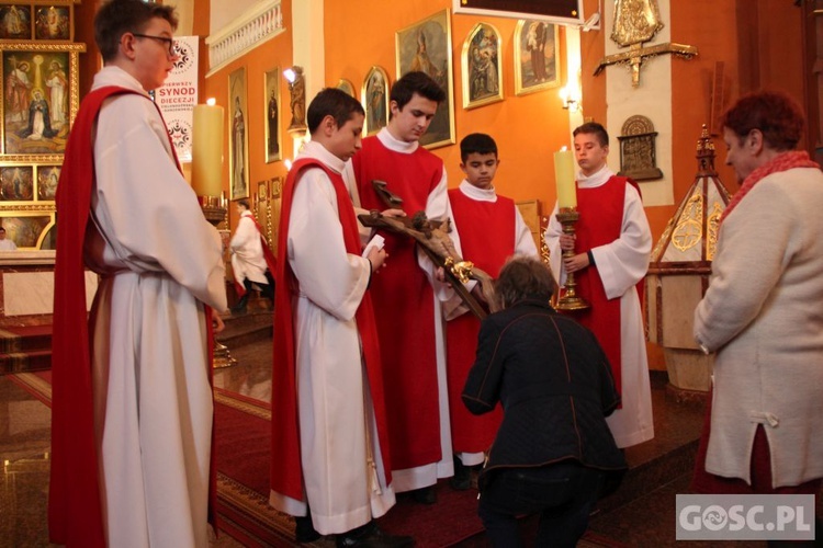 Liturgia Wielkiego Piątku w zielonogórskiej konkatedrze