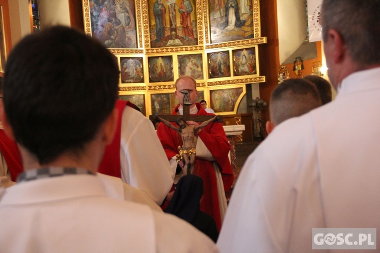 Liturgia Wielkiego Piątku w zielonogórskiej konkatedrze