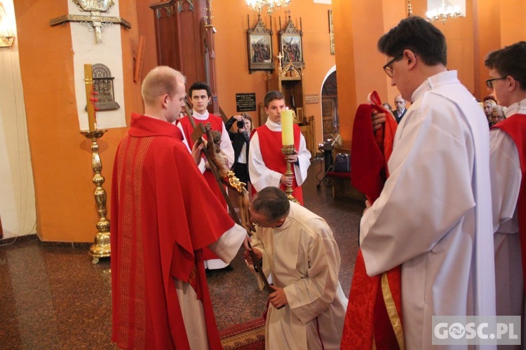 Liturgia Wielkiego Piątku w zielonogórskiej konkatedrze