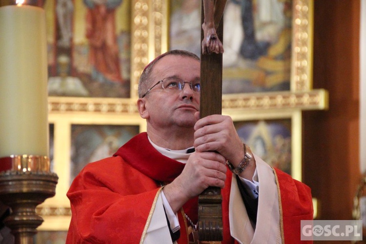 Liturgia Wielkiego Piątku w zielonogórskiej konkatedrze