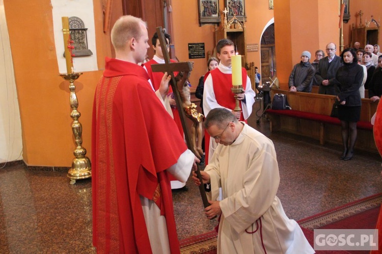 Liturgia Wielkiego Piątku w zielonogórskiej konkatedrze