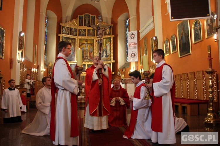 Liturgia Wielkiego Piątku w zielonogórskiej konkatedrze