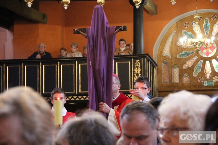 Liturgia Wielkiego Piątku w zielonogórskiej konkatedrze