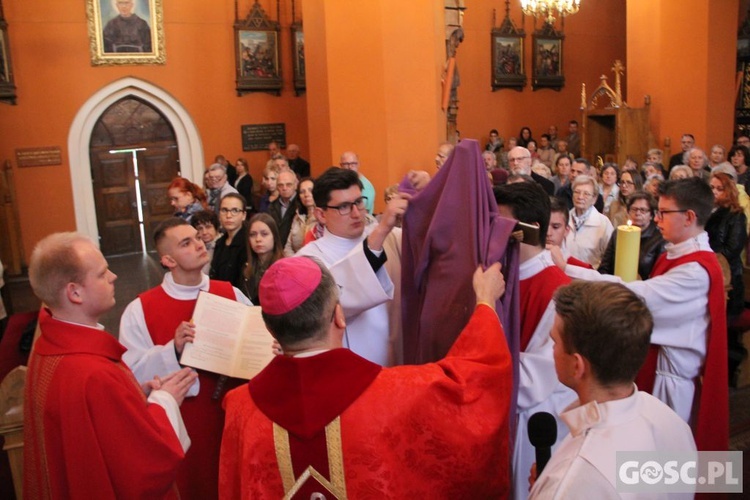 Liturgia Wielkiego Piątku w zielonogórskiej konkatedrze