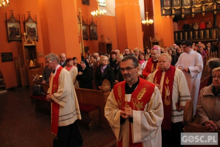 Liturgia Wielkiego Piątku w zielonogórskiej konkatedrze