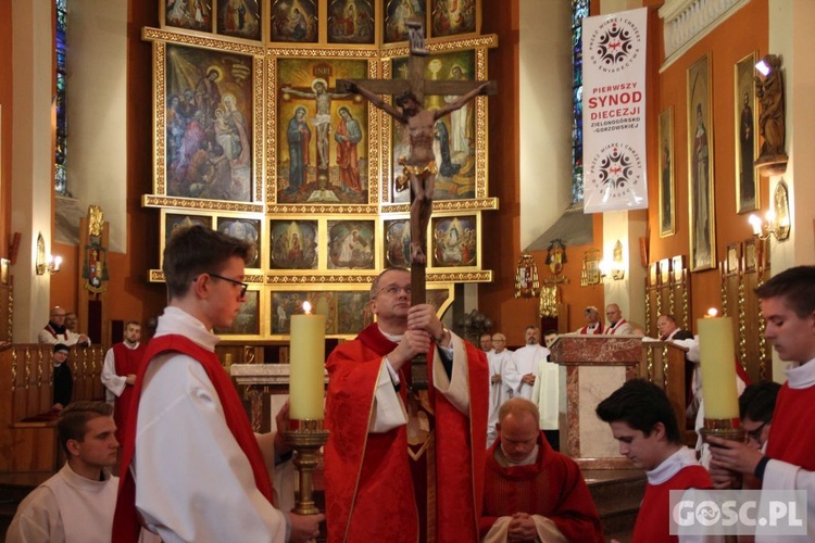 Liturgia Wielkiego Piątku w zielonogórskiej konkatedrze