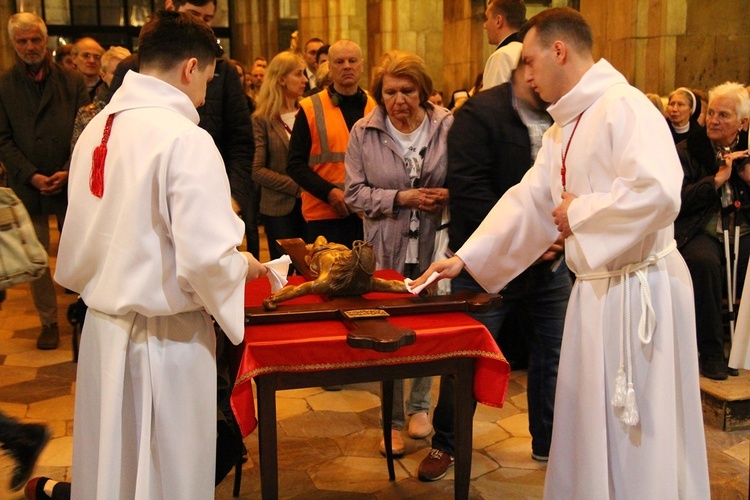 Wielki Piątek w katedrze wrocławskiej