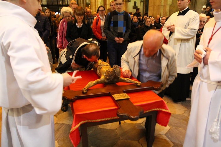 Wielki Piątek w katedrze wrocławskiej