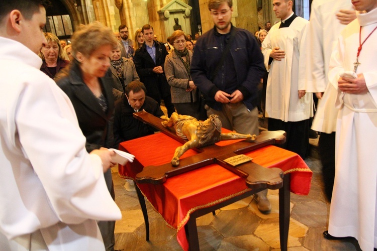 Wielki Piątek w katedrze wrocławskiej