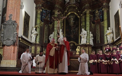 Liturgia Wiekiego Piątku w katedrze legnickiej