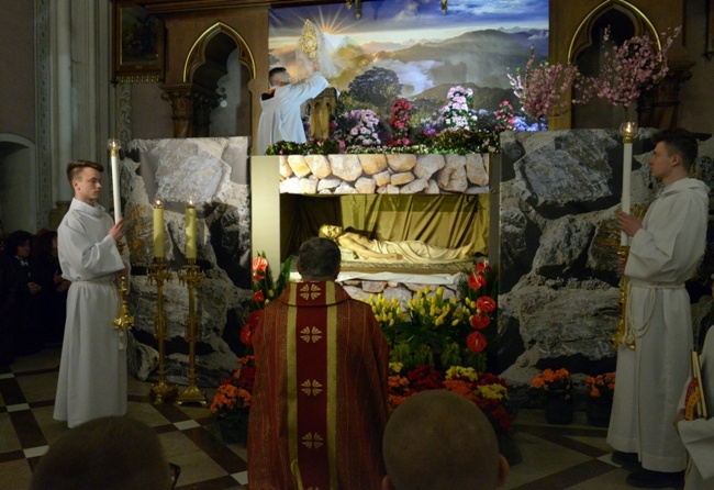 Wielkopiątkowa liturgia w katedrze w Radomiu