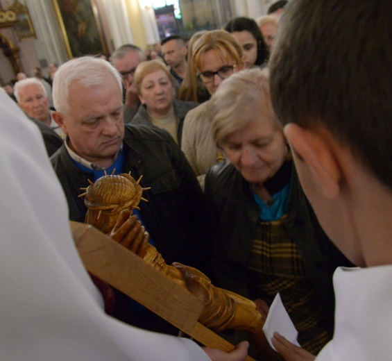 Wielkopiątkowa liturgia w katedrze w Radomiu