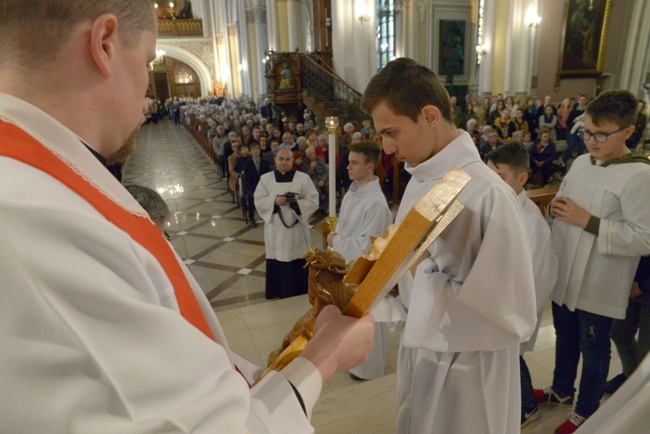 Wielkopiątkowa liturgia w katedrze w Radomiu