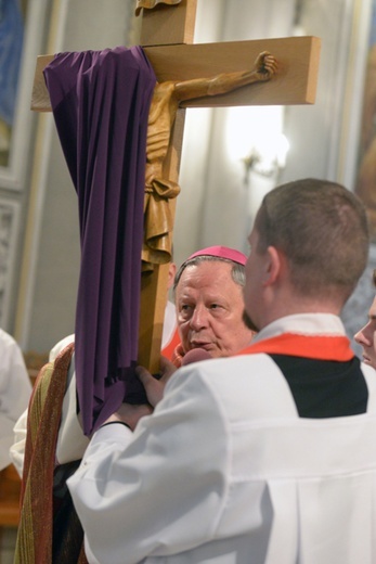 Wielkopiątkowa liturgia w katedrze w Radomiu