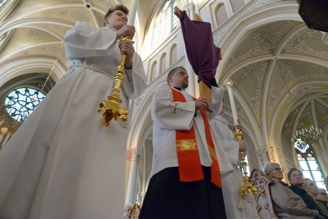 Wielkopiątkowa liturgia w katedrze w Radomiu