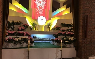 Kościół  pw. Matki Bożej Królowej Polski.