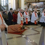 Wielkopiątkowa liturgia w katedrze w Radomiu