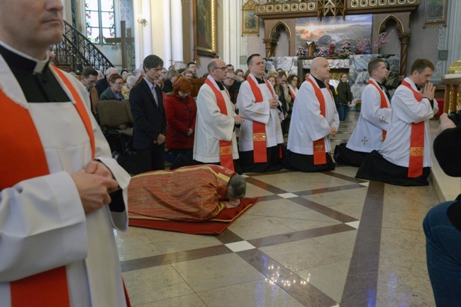 Wielkopiątkowa liturgia w katedrze w Radomiu