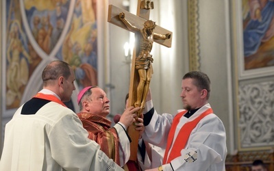 W centrum wielkopiątkowej liturgii jest adoracja Chrystusowego krzyża