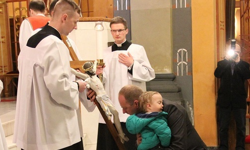Wielkopiątkowa adoracja krzyża w katedrze św. Mikołaja