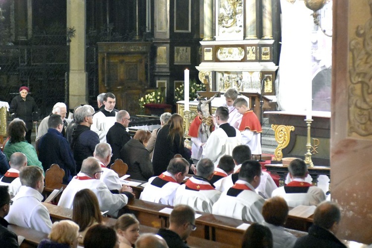 Liturgia Wielkiego Piątku w świdnickiej katedrze