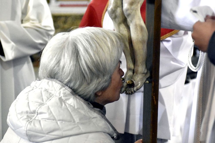 Liturgia Wielkiego Piątku w świdnickiej katedrze