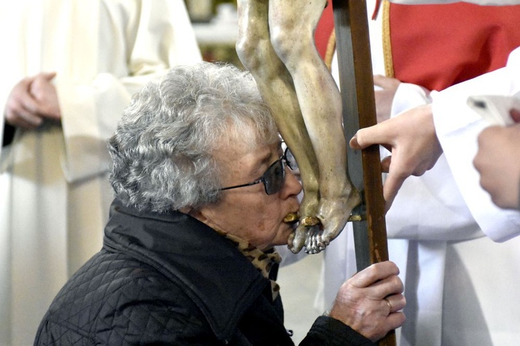 Liturgia Wielkiego Piątku w świdnickiej katedrze