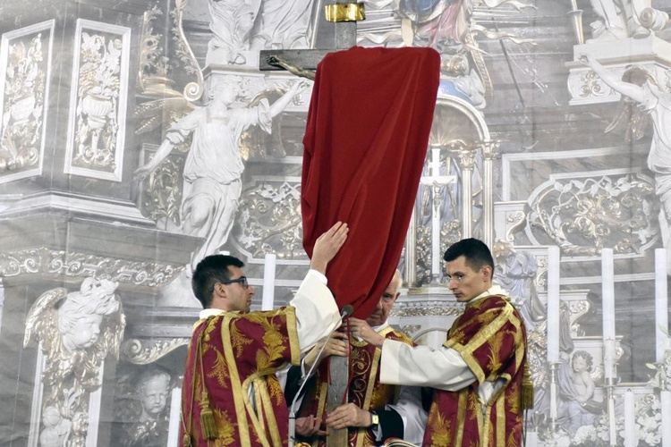 Liturgia Wielkiego Piątku w świdnickiej katedrze