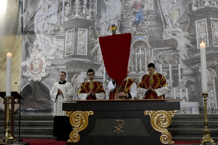 Liturgia Wielkiego Piątku w świdnickiej katedrze