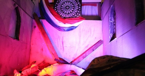 Wierni stworzyli grób Pański w kształcie katedry Notre Dame