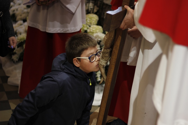 Wielki Piątek z udziałem bp. Andrzeja F. Dziuby w Bełchowie