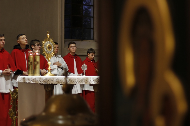 Wielki Piątek z udziałem bp. Andrzeja F. Dziuby w Bełchowie