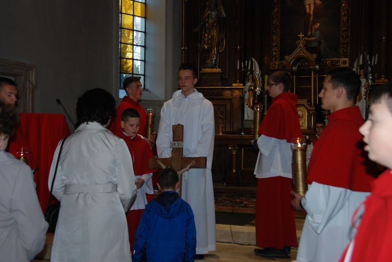 Wielki Piątek z udziałem bp. Andrzeja F. Dziuby w Bełchowie