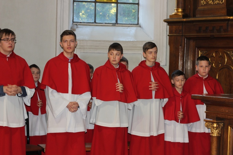 Wielki Piątek z udziałem bp. Andrzeja F. Dziuby w Bełchowie