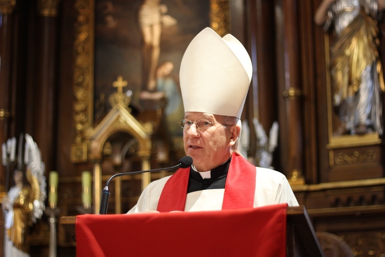 Wielki Piątek z udziałem bp. Andrzeja F. Dziuby w Bełchowie