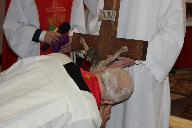 Wielki Piątek z udziałem bp. Andrzeja F. Dziuby w Bełchowie