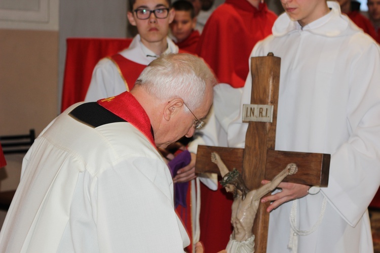 Wielki Piątek z udziałem bp. Andrzeja F. Dziuby w Bełchowie