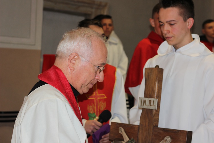 Wielki Piątek z udziałem bp. Andrzeja F. Dziuby w Bełchowie