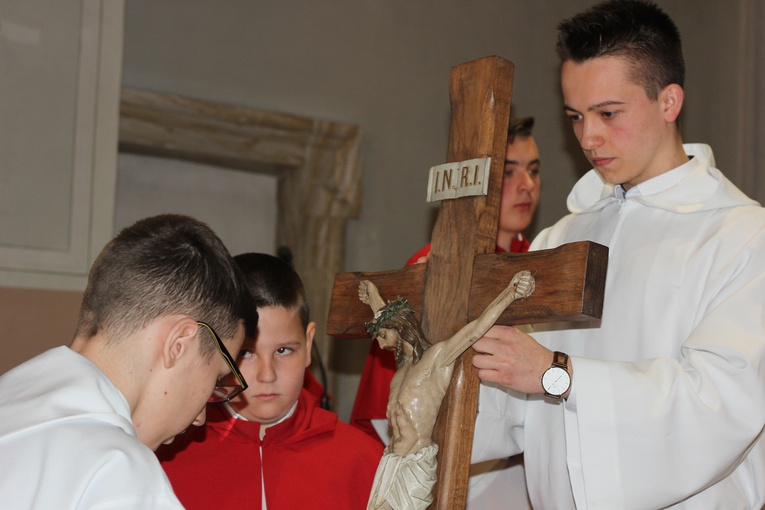 Wielki Piątek z udziałem bp. Andrzeja F. Dziuby w Bełchowie