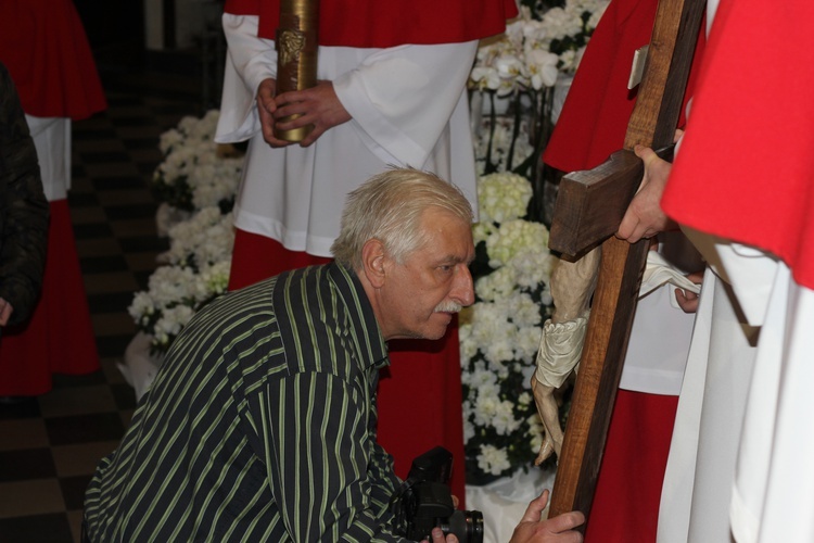 Wielki Piątek z udziałem bp. Andrzeja F. Dziuby w Bełchowie