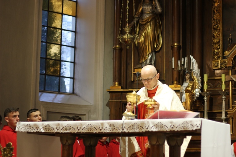 Wielki Piątek z udziałem bp. Andrzeja F. Dziuby w Bełchowie